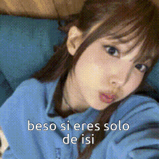 a girl is taking a selfie with the words beso si eres solo de isi in the background .