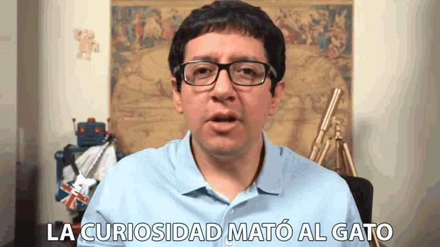 a man with glasses and a blue shirt says la curiosidad mato al gato