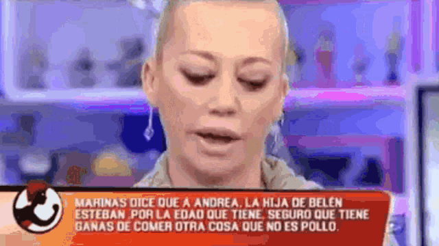 a woman with her eyes closed is on a television screen with the words marinas dice que a andrea la hija de belen esteban