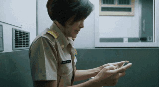 a woman in a military uniform has a name tag that says ' amanda '