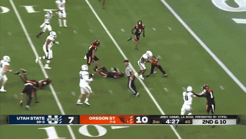 a football game is being played between utah state and oregon