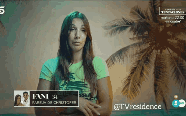 a woman wearing a green shirt that says ' fani 34 pareja de christofer ' on it