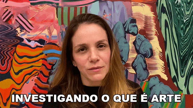 a woman is standing in front of a colorful painting with the words investigatando o que e arte written below her