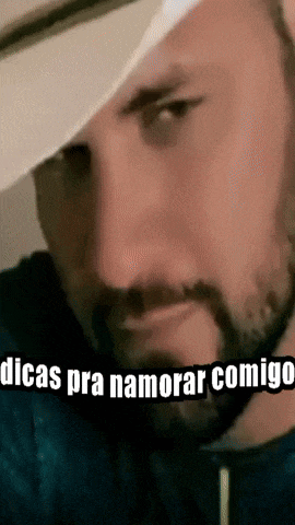 a man with a beard is wearing a hat and has the words dicas pra namorar comigo written on his face