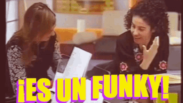 two women are sitting in front of a laptop with the words " es un funky " on the bottom right
