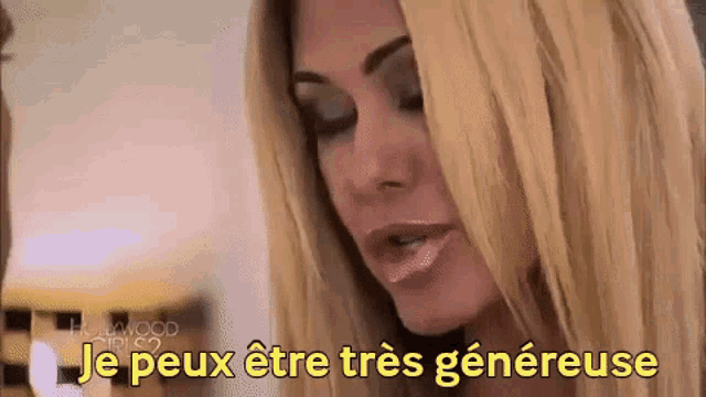 a woman with blonde hair says je peux etre très genereuse