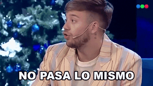 a man wearing a striped jacket and a microphone says " no pasa lo mismo "