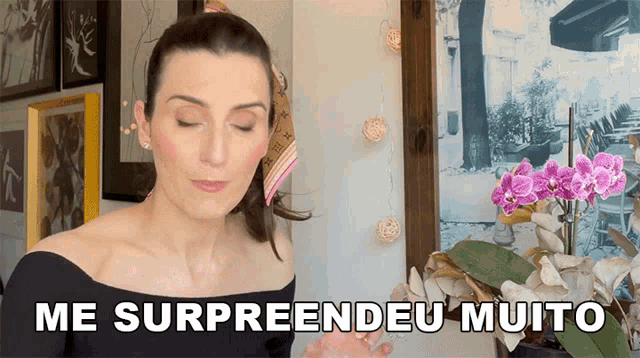 a woman with her eyes closed and the words me surpreendeu muito above her
