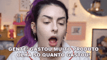 a woman with purple hair says gente gastou muito produto olha so quanto gastou
