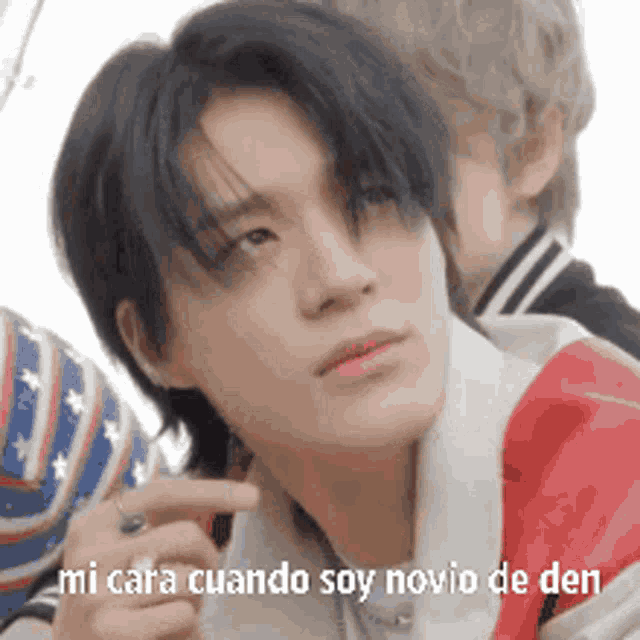 a close up of a man 's face with the words mi cara cuando soy novio de den on the bottom .