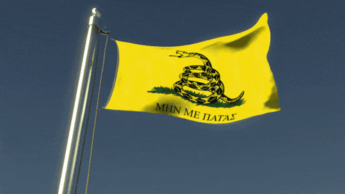a yellow flag with a snake and the words μην με πατασ on it