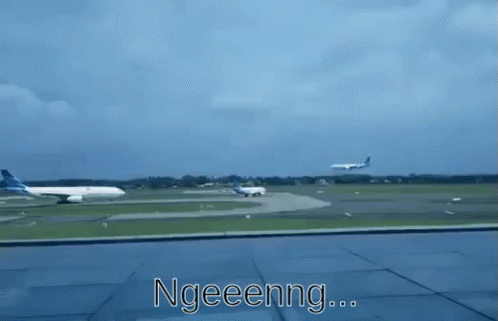 Pesawat Mendarat GIF - Pesawat Mendarat Bandara GIFs