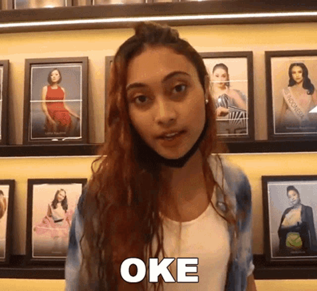 a woman is wearing a mask and says oke