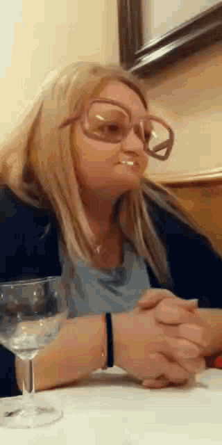 And Chica Rubia No Entiende GIF - And Chica Rubia No Entiende So GIFs