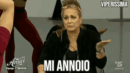 a woman sitting in front of a camera with the words mi annoio on her face