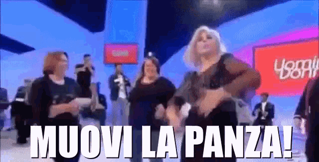 a group of people dancing with the words muovi la panza