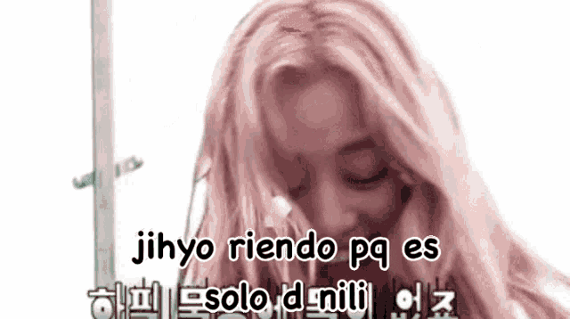 a woman with pink hair is laughing with the words jihyo riendo pq es solo denii