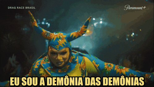 a drag queen says eu sou a demonia das demonias on a screen