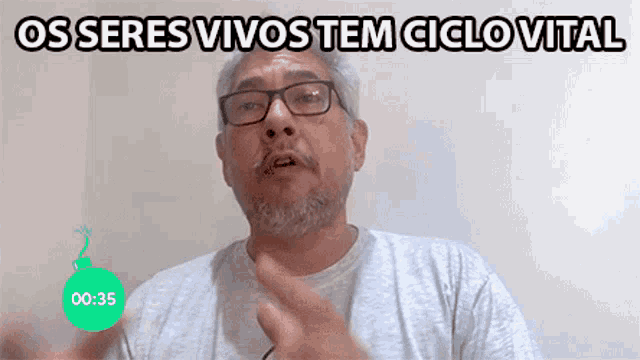 a man with glasses and a beard says osseres vivos tem ciclo vital