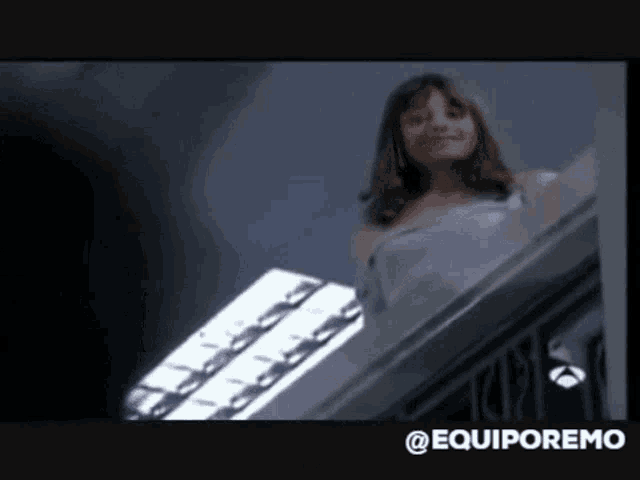 a woman is standing on a balcony with the hashtag equiporemo