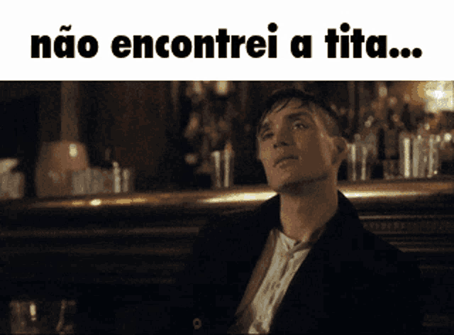 a man sitting at a bar with the words não encontrei a tita written above him