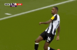 a soccer player wearing a black and white jersey that says pela
