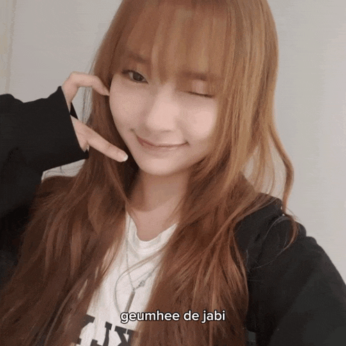 a girl with long brown hair is taking a selfie with the caption " geumhee de labi " on the bottom