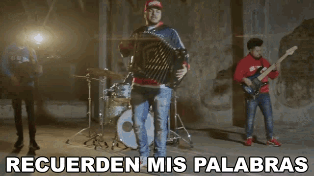 a man playing an accordion with the words recuerden mis palabras behind him
