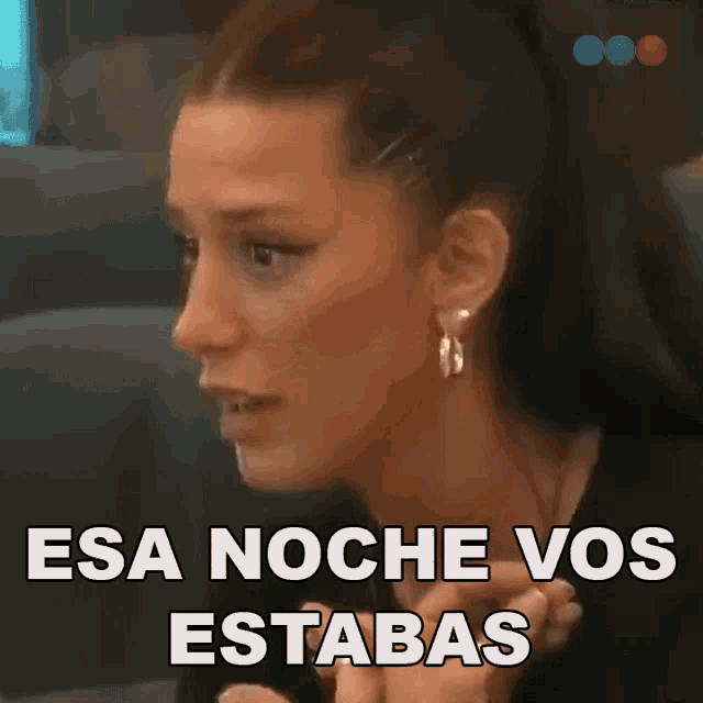 a woman says " esa noche vos estabas " while wearing hoop earrings