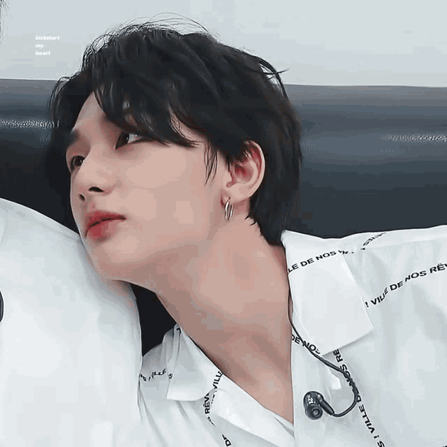 a close up of a person wearing a white shirt that says le de nos reve