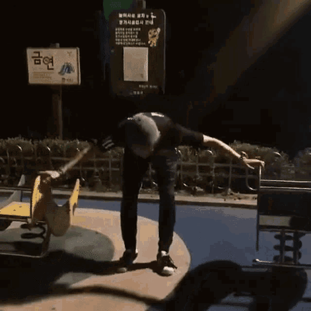 a man dancing in front of a sign that says ' 금액 ' on it