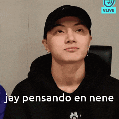 a man wearing a black hat and a black hoodie with the words jay pensando en nene below him