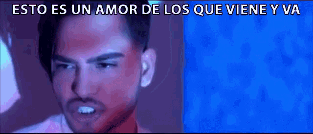 a man with the words esto es un amor de los que viene y va above his head