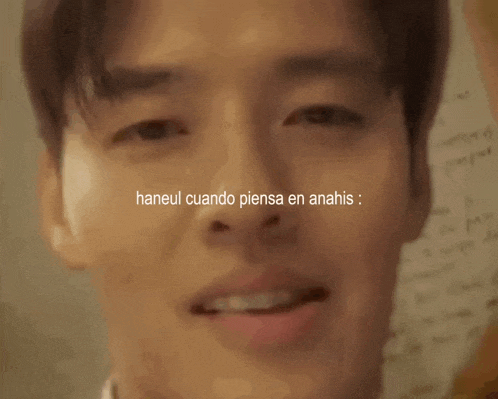 a close up of a man 's face with the words haneul cuando piensa en anahis written above it