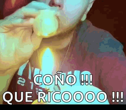 a man in a red shirt is eating something with the words cono !!! que ricoooo !!! written below him