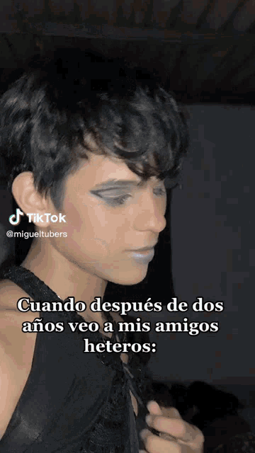a tiktok video of a person with black hair and gray eyeshadow says cuando después de dos anos veo a mis amigos heteros