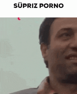 a close up of a man 's face with a caption that says ' süpriz porno ' on it .