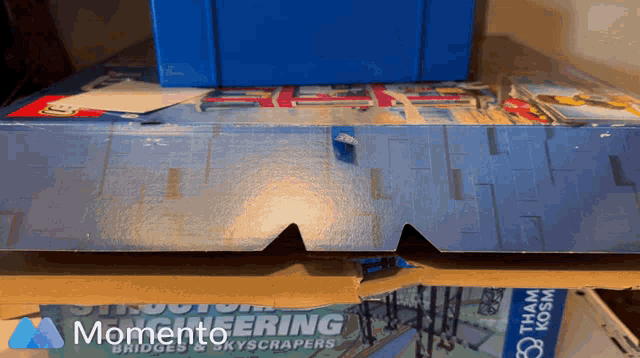 a blue box that says momento on the bottom