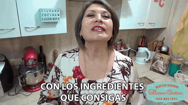 a woman in a kitchen with the words con los ingredientes que consigas written on the bottom