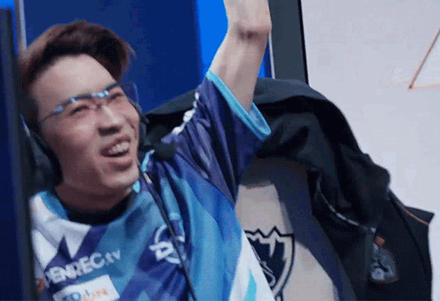 a man wearing a blue and white shirt that says enrectv