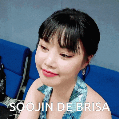 a woman sitting in a blue chair with the words soojin de brisa on the bottom