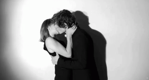 Emma Roberts Alex Pettyfer GIF - Emma Roberts Alex Pettyfer Kiss GIFs