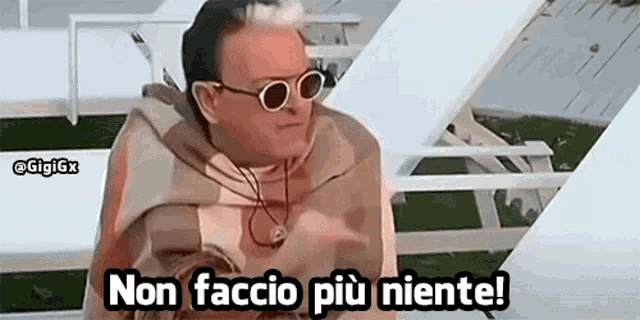 a man wearing sunglasses and a hoodie says non faccio più niente !