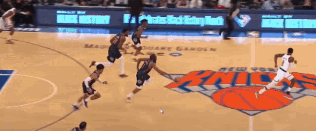 a basketball game is being played at the new york knicks stadium