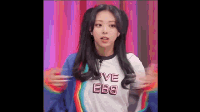 Shin Yuna Yuna Itzy GIF - Shin Yuna Yuna Itzy Looking For Camera GIFs