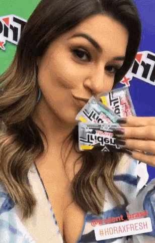 Vivian Amorim Kisses GIF