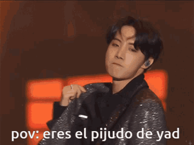 a man in a suit is giving a speech and says pov eres el pijudo de yad