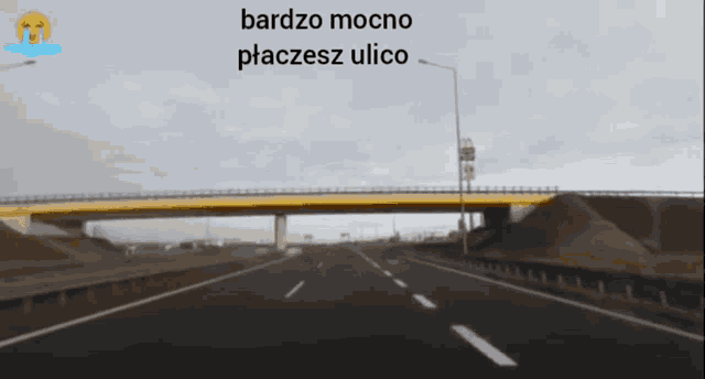 a blurred image of a highway with the words bardzo mocno placesz ulico