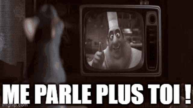 a rat is looking at a chef on a television screen with the words me parle plus toi below it