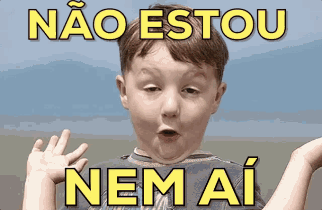 a boy with a surprised look on his face and the words nao estou nem ai